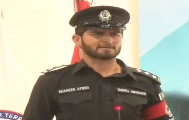 فاسٹ باؤلر شاہین شاہ آفریدی نے پولیس کی وردی پہن لی 