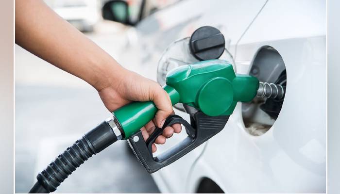 قیمتوں میں غیر معمولی اضافے کے بعد پیٹرول کی فروخت میں نمایاں کمی آ گئی