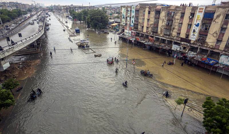 کراچی میں بارش، بیشتر علاقے ڈوب گئے، کرنٹ لگنے سے 3 افراد جاں بحق