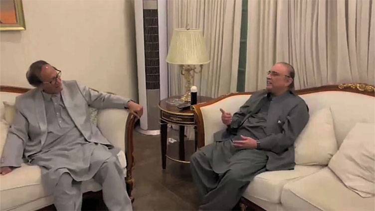 پرویز الہٰی کیلئے خطرے کی گھنٹی؟ آصف زرداری کی ایک گھنٹے میں چودھری شجاعت سے دوسری ملاقات