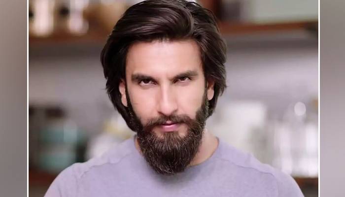 اداکار رنویر سنگھ کو برہنہ فوٹو شوٹ کروانا مہنگا پڑ گیا