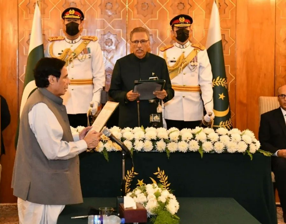 چودھری پرویز الہٰی نے پنجاب کے وزیر اعلیٰ کے عہدے کا حلف اٹھا لیا 