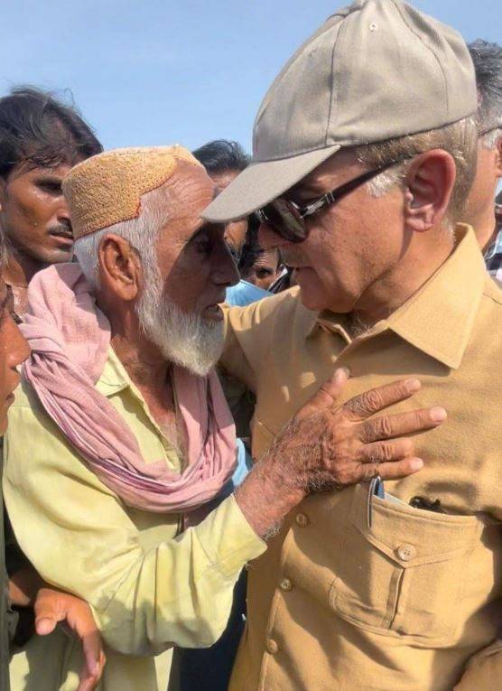 وزیراعظم کا بلوچستان کا دورہ ، متاثرین سیلاب میں گھل مل گئے ،مسائل دریافت کیے