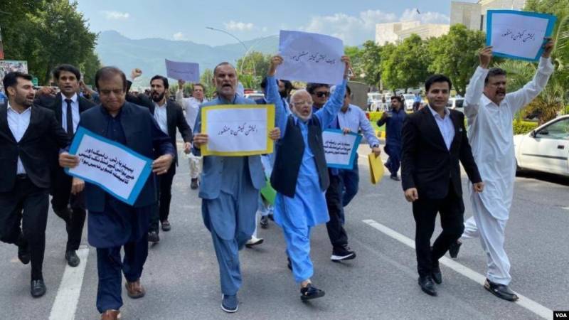 ہماری ممنوعہ فنڈنگ سامنے کیوں لائے؟ پی ٹی آئی کا الیکشن کمیشن کے باہر احتجاج ،مستعفی ہونے کا مطالبہ