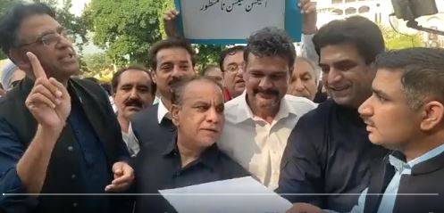 الیکشن کمیشن کے باہر پی ٹی آئی رہنماؤں سے ہاتھ ہوگیا 