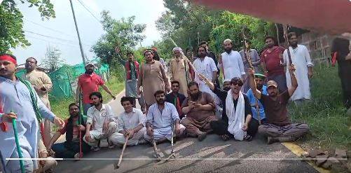شہباز گل کی گرفتاری، ڈنڈوں سے لیس 22 پی ٹی آئی کارکن بنی گالا پہنچ گئے 