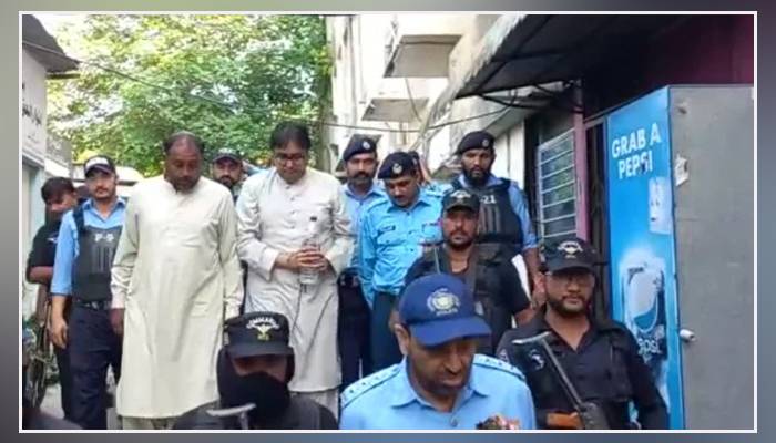 عدالت نے شہباز گل کو 2 روزہ جسمانی ریمانڈ پر پولیس کے حوالے کر دیا