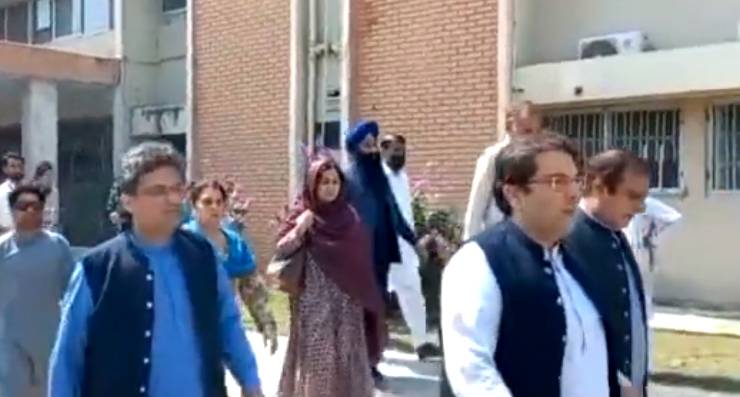 اسلام آباد پولیس نے پی ٹی آئی رہنماﺅں کو شہباز گل سے ملاقات سے روک دیا