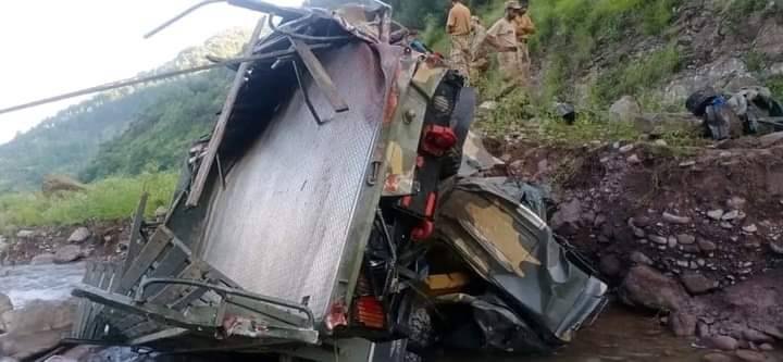 باغ میں پاک فوج کی گاڑی نالے میں جا گری، 9 جوان شہید 
