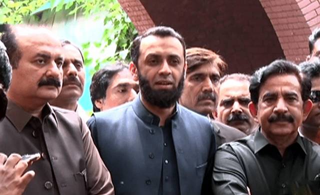 وزیراعلیٰ پنجاب عمران خان کے عشق میں مبتلا ہیں اور ان کی پوری معاونت کر رہے ہیں: عطاءتارڑ