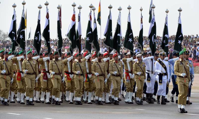 پاک فوج کا سیلاب متاثرین سے اظہار یکجہتی،6ستمبرکی تقریب ملتوی کردی