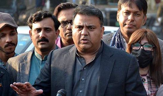 اربوں لوٹنے والے لندن میں عیاشی کر رہے ہیں اور عمران خان جیسے فقیر منش کو عدالتوں میں پیش ہونا ہے: فودا چوہدری