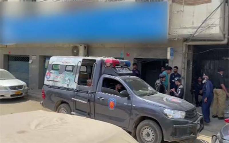  کراچی میں ڈاکو بینک سے 72 لاکھ روپے لے کر فرار ہوگئے 