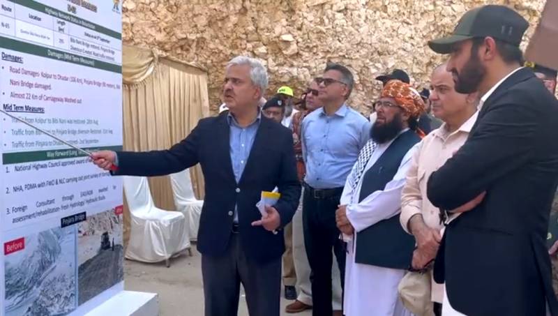 وزیراعظم کا سیلاب متاثرہ علاقوں میں بحالی کے کام میں مصروف مزدوورں کیلئے 50 لاکھ روپے کا اعلان 