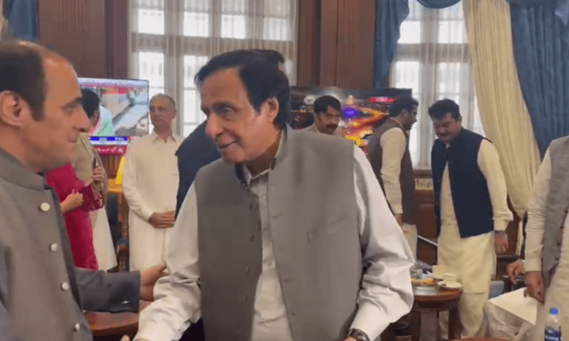 پرویز الہٰی کیلئے خطرے کی گھنٹی؟ پی ٹی آئی کے 15 ، ق لیگ کے 5 ایم پی ایز کے ن لیگ سے رابطوں کا انکشاف