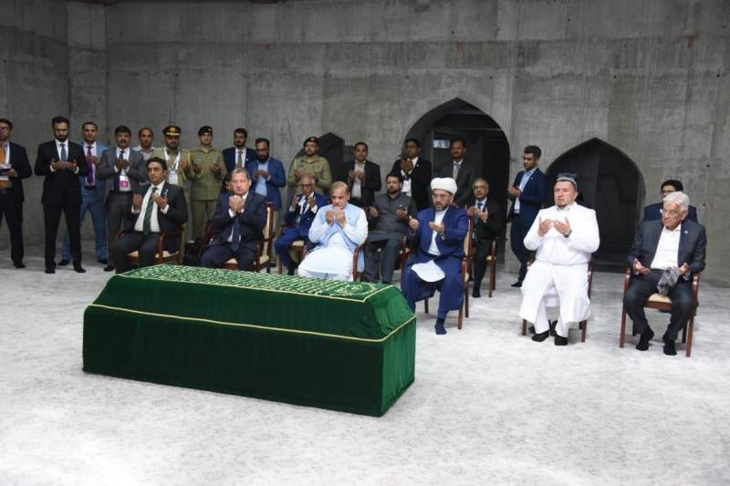 وزیر اعظم  کی امام بخاریؒ کے روضہ پر حاضری