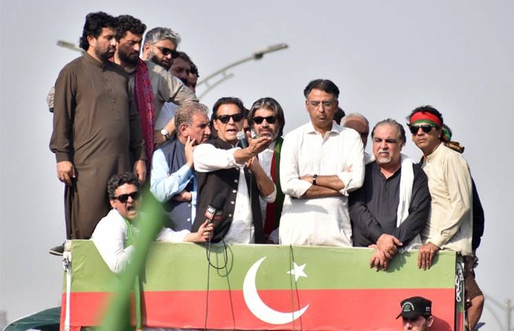 پی ٹی آئی کا لانگ مارچ پشاور کی بجائے لاہور سے شروع کرنے کا فیصلہ 