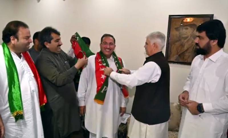 اے این پی کے سینئر رہنماءخورشید خان نے پی ٹی آئی میں شمولیت اختیار کر لی