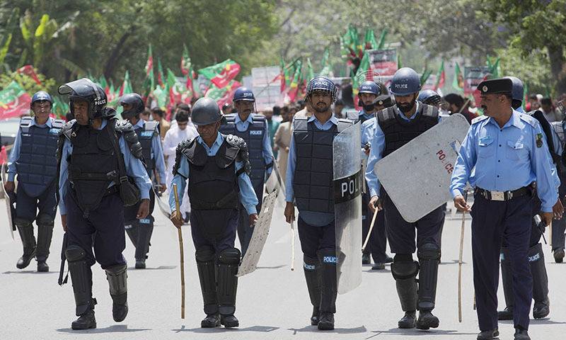 پی ٹی آئی کا لانگ مارچ روکنے کیلئے انتظامیہ نے کمر کس لی 