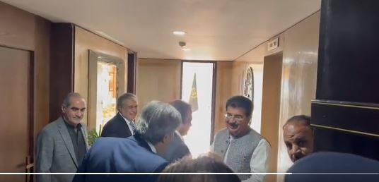 اسحاق ڈار نے سینیٹ کی رکنیت کا حلف اٹھا لیا، اپوزیشن کا احتجاج