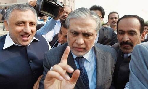 ڈالر کی اڑان مصنوعی ہے، ہنڈی والوں کو پاکستانی روپے کو یرغمال نہیں بنانے دیں گے: اسحاق ڈار کی وارننگ 