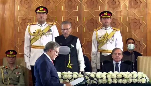 سینیٹر اسحاق ڈار نے وفاقی وزیر خزانہ کا حلف اٹھا لیا