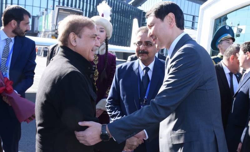 وزیراعظم 2 روزہ دورے پر قازقستان پہنچ گئے