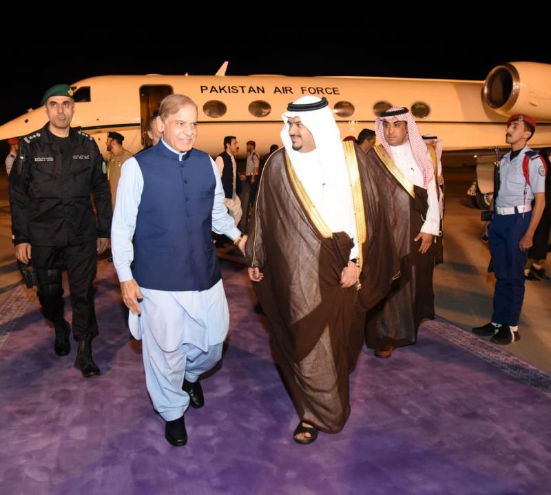 وزیر اعظم دو روزہ دورے پر سعودی عرب پہنچ گئے ، گورنر ریاض نے استقبال کیا 