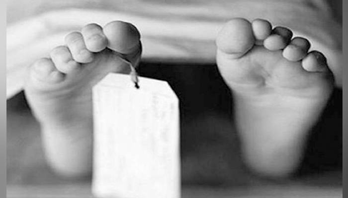  لاہور :3 سرکاری ہسپتالوں میں علاج کے لئے دربدر ہونے والی   جھلسی ہوئی 2 سالہ بچی دم توڑ گئی 