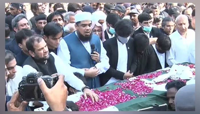 صحافی ارشد شریف کو نماز جنازہ کے بعد سپرد خاک کر دیا گیا