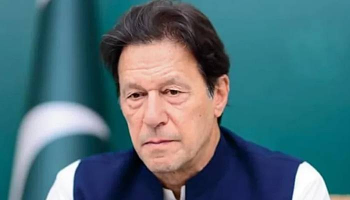 عمران خان کنٹینر کے نیچے آکر جاں بحق ہونے والی صحافی کے گھر اظہار تعزیت کیلئے پہنچ گئے