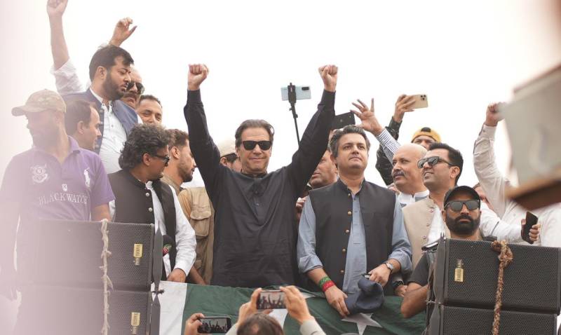 نواز شریف کے مقابلے میں الیکشن لڑوں گا، زرداری کے پیچھے سندھ جا رہا ہوں: عمران خان 