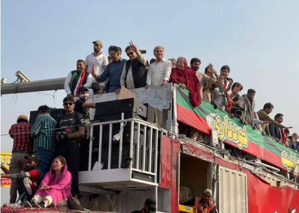 پی ٹی آئی لانگ مارچ کا 7 واں روز، آج قافلہ گجرات پہنچے گا 