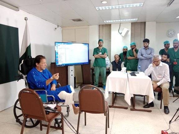 بینظیر کے قتل کے بعد 3 دن پہیہ جام ہوگیا تھا لیکن میرے معاملے پر کوئی سڑکوں پر نہیں آیا: عمران خان پارٹی رہنماؤں سے ناراض