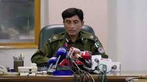 عمران خان کی مقدمے میں فوجی افسر کا نام ڈلوانے کی ضد، آئی جی پنجاب کا چارج چھوڑنے کا فیصلہ 