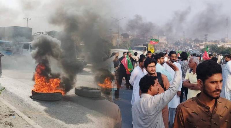 اسلام آباد پولیس نے پی ٹی آئی اعلیٰ قیادت کے وارنٹ گرفتاری حاصل کرلیے ، کسی بھی وقت حراست میں لیا جاسکتا ہے