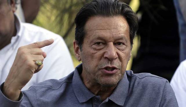 ہم قومی ٹیم سے آخری گیند تک لڑنے کی توقع رکھتے ہیں: عمران خان