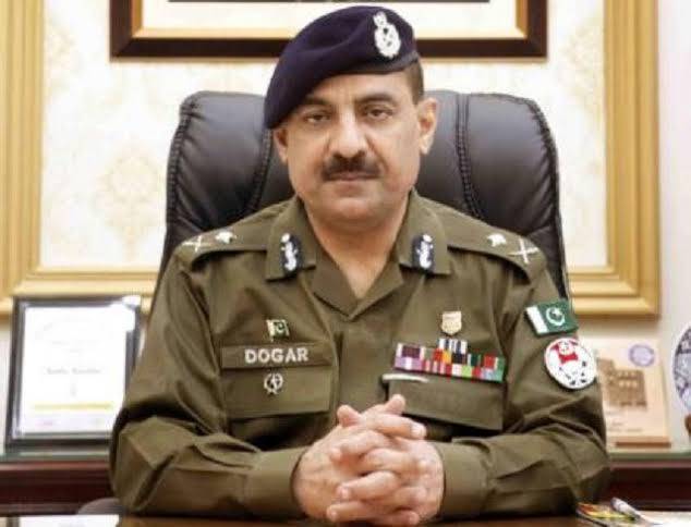 معطلی کے باوجود سی سی پی او لاہور غلام محمود ڈوگر نے چارج نہ چھوڑا، پولیس بددلی کا شکار