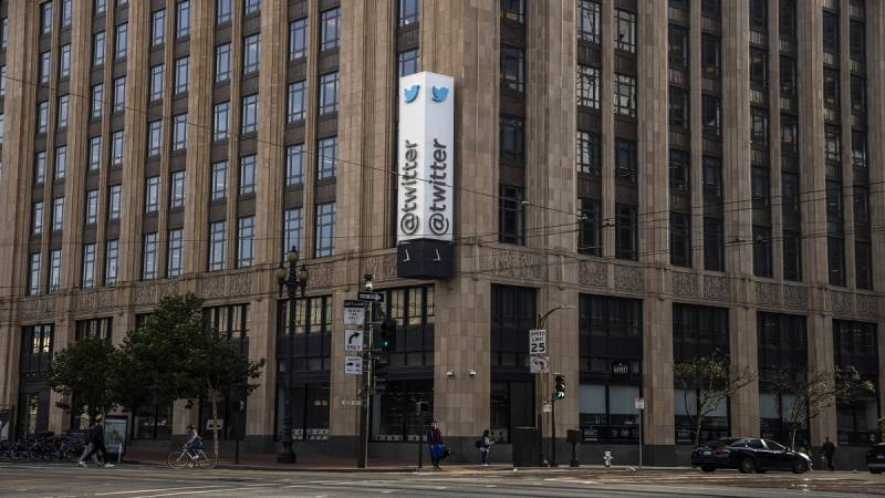 ایلون مسک کے ملازمین کو نوکری سے نکالنے کی دھمکی کے بعد ٹویٹر کے  دفاتر بند