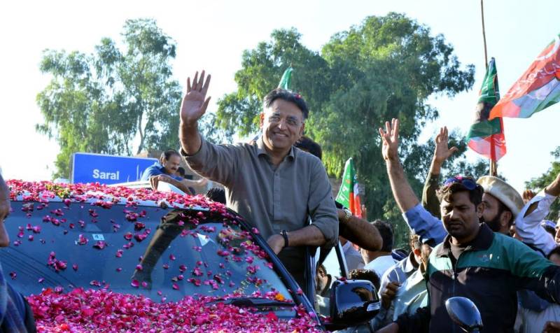 کپتان نے گولیاں کھا کر ثابت کیا ہے کہ وہ عوام کے ساتھ ہیں: اسد عمر