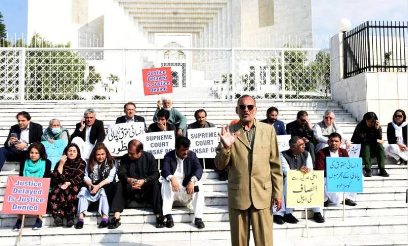 سینیٹ چیئرمین کا استعفیٰ یا تحریک عدم اعتماد،پی ٹی آئی سینیٹر زتقسیم 