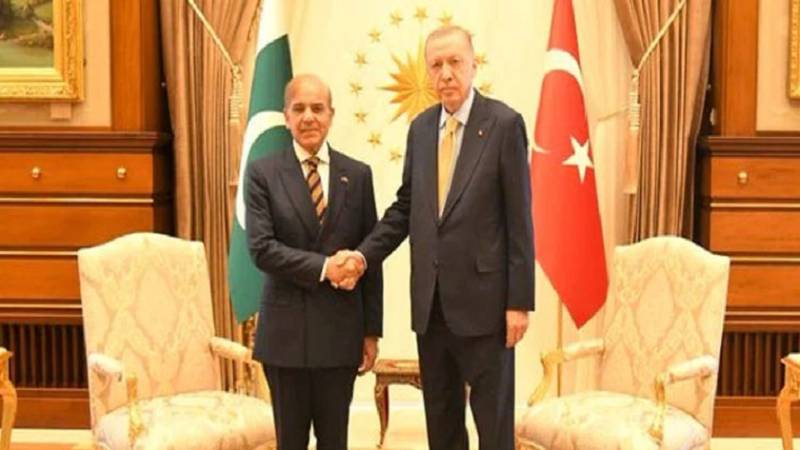 وزیر اعظم اعلیٰ سطح وفد کے ہمراہ ترکیہ روانہ 
