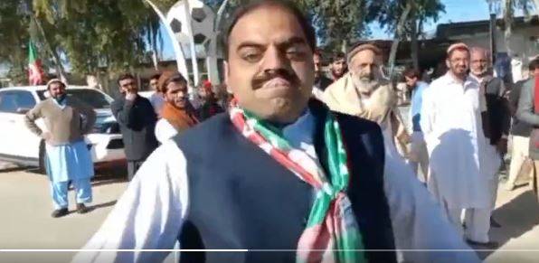 کارکن کم گاڑیاں زیادہ ہیں، ایسا کیوں ؟ سوال پر پی ٹی آئی رہنما کا صحافی پر تشدد 