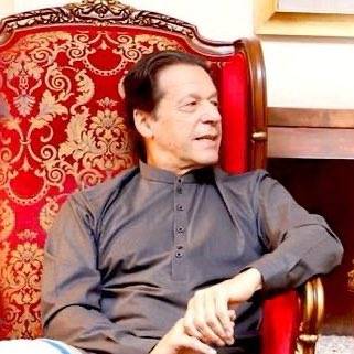 عمران خان پنڈی جلسے میں شرکت کیلئے لاہور سے روانہ 