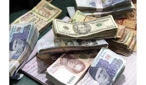 مفتاح اسماعیل کے بعد اسحاق ڈار بھی ناکام ، روپے کے مقابلے میں ڈالر کی اڑان جاری 