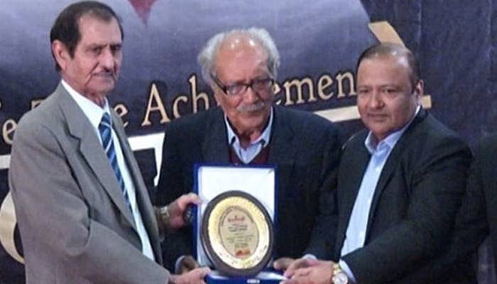  معروف ہدایتکار آغا حسن عسکری کو لائف ٹائم اچیومنٹ ایوارڈ سے نواز دیا گیا