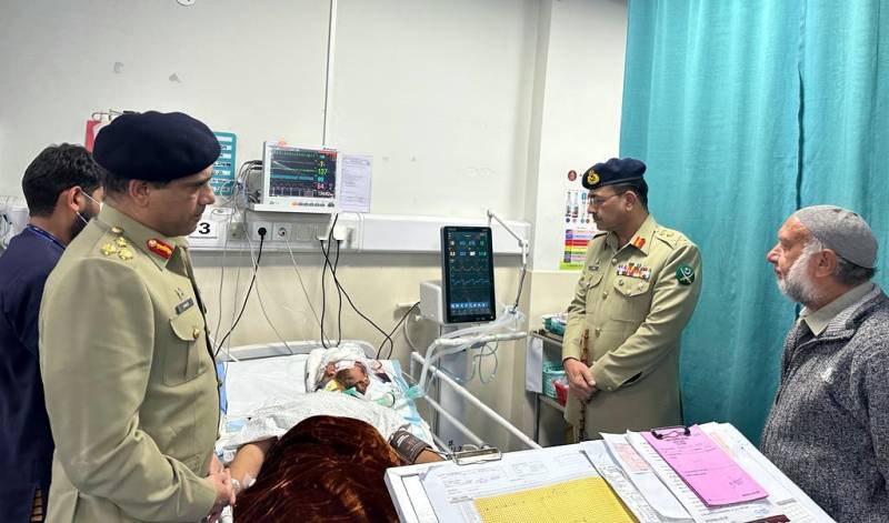 آرمی چیف کی سی ایم ایچ راولپنڈی میں بنوں آپریشن کے زخمی افسران اور سپاہیوں سے ملاقات