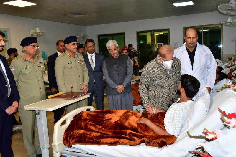 وزیر اعظم کا آرمی چیف کے ہمراہ سی ایم ایچ کا دورہ ، بنوں آپریشن میں زخمی جوانوں کی عیادت 