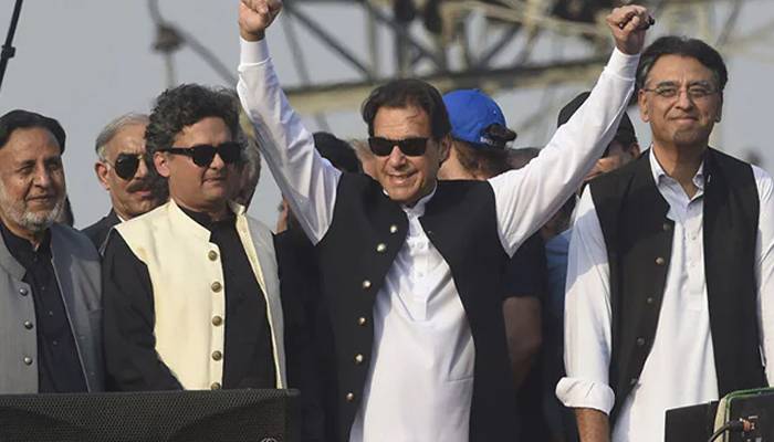  عمران خان سیاسی محاذ پر سرگرم ،زمان پارک میں پارٹی رہنماوں سے ملاقات کریں گے 