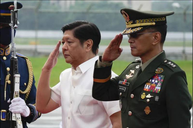 فلپائن : فوج کو سیاست سے دور رکھنے کی کوشش، صدر نے آرمی چیف کو برطرف کردیا 